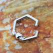 Anneau héxagonal à coeur et strass