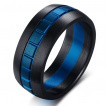 Bague homme acier noire a bandeau de carrs bleus