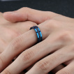 Bague homme bleue en acier  bande de pierres en diagonale