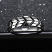 Bague homme en acier  lignes et chevrons noirs