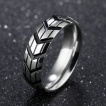 Bague homme en acier  lignes et chevrons noirs