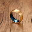 Bague homme en tungstene bleu et doré martelé