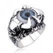 Bague homme gothique en acier à cranes cornus et oeil bleu foncé