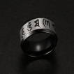 Bague homme noire en acier à bandeau bouddhisme