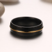 Bague homme noire en acier traverse par une ligne dore