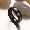 Bague homme noire en acier traverse par une ligne dore