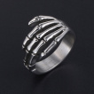 Bague homme rock en acier à main squelette