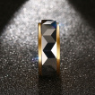 Bague homme tungstene dor et gris  reliefs cubes