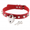 Collier chocker rouge à spikes et cadenas coeur