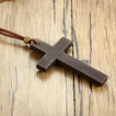 Collier croix de bois marron avec cordon