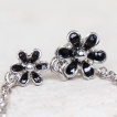 Double piercing nez et oreille à fleurs