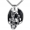 Pendentif homme dragon posé sur un crane humain en acier