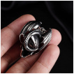 Pendentif homme dragon posé sur un crane humain en acier