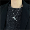 Pendentif homme révolver main en acier