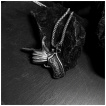 Pendentif homme révolver main en acier