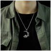 Pendentif lune pleine de cratres  crane humain en acier