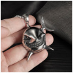 Pendentif requin montrant les dents en acier