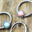 Piercing anneau CBR argenté avec opale synthétique taillée