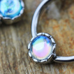 Piercing anneau CBR argenté avec opale synthétique taillée