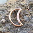 Piercing anneau en forme de lune cuivré à strass