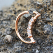 Piercing anneau en forme de lune cuivr  strass