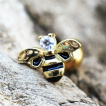 Piercing cartilage abeille dorée émaillée noire à strass