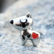 Piercing cartilage chien  coeur rouge