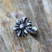 Piercing cartilage fleur style antique