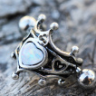 Piercing hélix couronne médiévale avec coeur en Opale