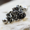 Piercing helix à lit de roses style vintage