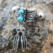 Piercing hélix style indien à plumes et turquoises