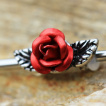 Piercing industriel  rose rouge close