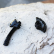 Piercing lobe oreille en forme de hache noire