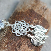 Piercing nombril à fleur et plumes style attrape rêve