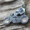 Piercing nombril biker à crane posé sur une moto