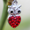 Piercing nombril chouette à coeur de strass rouges