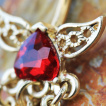 Piercing nombril à coeur rouge renversé ailé