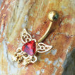 Piercing nombril à coeur rouge renversé ailé