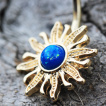 Piercing nombril doré soleil ardent avec Opale bleue