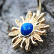 Piercing nombril dor soleil ardent avec Opale bleue