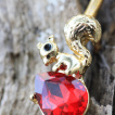 Piercing nombril écureuil plaqué or à pierre rouge rubis