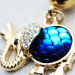 Piercing nombril éléphant doré à écailles bleues et strass