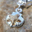 Piercing nombril étoile de mer sur coquillage