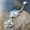 Piercing nombril étoile de mer sur coquillage