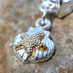 Piercing nombril étoile de mer sur coquillage