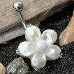 Piercing nombril fleur aspect nacré avec perle au centre