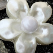 Piercing nombril fleur aspect nacré avec perle au centre