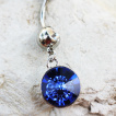 Piercing nombril à fleur capturée dans une pierre bleue