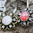 Piercing nombril fleur vintage à Opale
