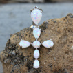 Piercing nombril inversé à pendentif croix d'opales